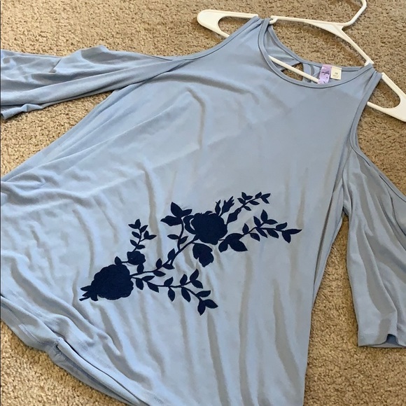 Francesca's Collections Tops - Francesca’s Shoulder-less Floral Shirt 🧡